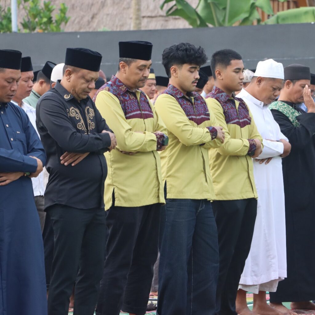 Personel Polres Bima Kota Laksanakan Sholat Idul Adha di Halaman Mako