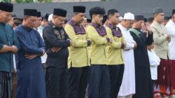 Personel Polres Bima Kota Laksanakan Sholat Idul Adha di Halaman Mako