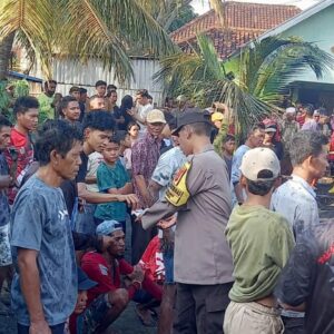 Polsek Woha Bantu Padamkan Kebakaran 4 Rumah Warga di Desa Talabiu