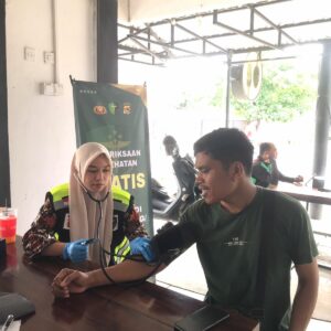 Si Dokkes Polres Bima Kota Gelar Pemeriksaan Kesehatan Gratis dan Bagikan Vitamin untuk Pengemudi Ojek Online