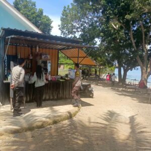 Polsek Taliwang Giatkan Patroli di Objek Wisata Pasir Putih Telaga Bertong