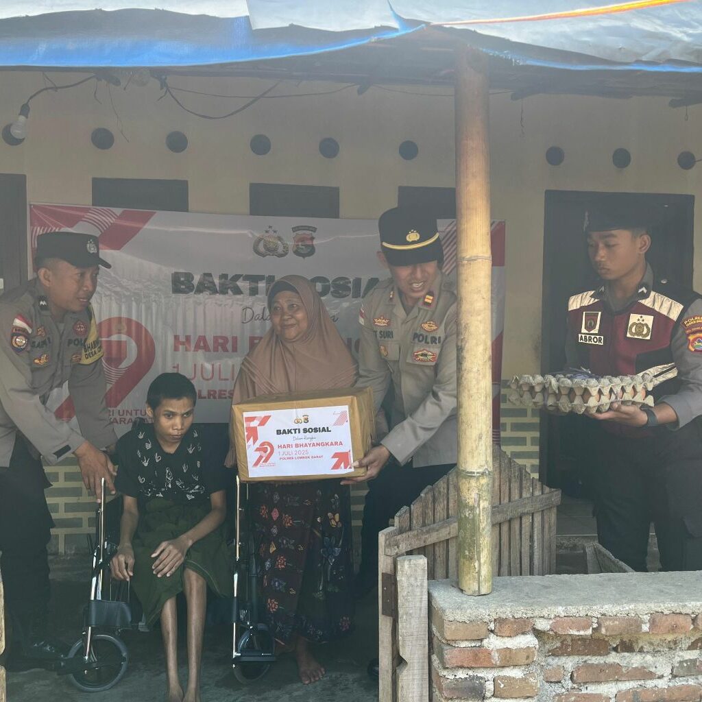 Lombok Barat, NTB – Dalam rangka menyambut Hari Bhayangkara ke-79 yang jatuh pada 1 Juli 2025, Polsek Sekotong, Polres Lombok Barat, Polda NTB, menggelar kegiatan bakti sosial di Dusun Bertong, Desa Cendimanik, Kecamatan Sekotong, Kabupaten Lombok Barat, pada Selasa (24/6/2025). A cara yang berlangsung mulai pukul 08.30 WITA ini menjadi wujud nyata kepedulian Polri terhadap masyarakat, khususnya mereka yang membutuhkan. Semangat Kebersamaan dalam Pengabdian Kegiatan bakti sosial ini dihadiri langsung oleh Kapolsek Sekotong IPTU I Ketut Suriarta, S.H., M.I.Kom., didampingi Kanit Binmas Polsek Sekotong AIPDA I Komang Sunantara, Ps. Kasium Polsek Sekotong AIPDA Amala, serta Bhabinkamtibmas Desa Cendimanik AIPDA Saepul Rahman. Sejumlah personel Polsek Sekotong turut hadir, berbaur dengan hangat bersama warga Dusun Bertong, Desa Cendimanik. Menurut IPTU I Ketut Suriarta, kegiatan ini adalah bagian dari komitmen Polri untuk selalu hadir di tengah masyarakat. "Bakti sosial ini merupakan bentuk pengabdian dan kepedulian kami dari Polsek Sekotong terhadap masyarakat, terutama bagi saudara-saudara kita penyandang disabilitas fisik, lumpuh, dan tunanetra," ujarnya. "Kami ingin mempererat hubungan antara Polri dan masyarakat, khususnya di Dusun Bertong ini." Bantuan Kursi Roda dan Sembako untuk Warga Disabilitas Fokus utama dari bakti sosial kali ini adalah memberikan dukungan kepada warga yang mengalami disabilitas. Dalam kesempatan tersebut, Polsek Sekotong menyerahkan bantuan berupa kursi roda dan sembako. Salah satu penerima bantuan adalah Saudara Hamdani, seorang remaja berusia 15 tahun, putra dari Bapak Mahyun dan Ibu Salmah, warga Dusun Bertong. Penyerahan bantuan ini diharapkan dapat meringankan beban dan meningkatkan kualitas hidup para penerima manfaat. Kursi roda yang diberikan akan mempermudah mobilitas Hamdani dalam beraktivitas sehari-hari, sementara bantuan sembako diharapkan dapat memenuhi kebutuhan dasar keluarga. Memupuk Sinergi dan Toleransi Menjelang Hari Bhayangkara ke-79 Kegiatan bakti sosial ini merupakan salah satu rangkaian penting dalam menyambut Hari Bhayangkara ke-79. Melalui kegiatan semacam ini, Polsek Sekotong tidak hanya menunjukkan komitmennya dalam menjaga keamanan dan ketertiban, tetapi juga dalam membangun sinergi yang kuat dengan masyarakat. Ini juga menjadi ajang untuk menumbuhkan nilai-nilai toleransi dan kepedulian, terutama terhadap mereka yang rentan dan membutuhkan uluran tangan. "Kami berharap kegiatan seperti ini dapat terus terlaksana dan memberikan dampak positif yang nyata bagi masyarakat," tambah IPTU I Ketut Suriarta. "Ini adalah wujud nyata bahwa Polri selalu ada untuk rakyat, siap melayani, mengayomi, dan melindungi." Kegiatan bakti sosial ini berjalan lancar, aman, dan tertib, berakhir pada pukul 10.15 WITA. Antusiasme warga dan kolaborasi antara Polri dengan masyarakat Dusun Bertong menjadi cerminan eratnya hubungan yang terjalin. Polsek Sekotong terus berkomitmen untuk memberikan pelayanan terbaik dan berkontribusi positif bagi kemajuan serta kesejahteraan masyarakat di wilayah Kecamatan Sekotong.