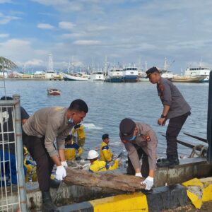 Menjelang HUT Bhayangkara ke-79, Polres Bima Kota Gelar Kerja Bakti Bersih Laut di Pelabuhan Bima