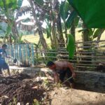 Bhabinkamtibmas Kelurahan Rite Gotong Royong Bersama Warga Bersihkan Parit Cegah DBD