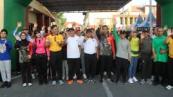 Ribuan Warga Ikut Jalan Sehat Dalam Rangka Menyambut Hari Bhayangkara ke 79 di Polres Sumbawa