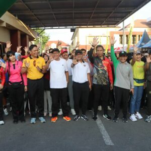 Ribuan Warga Ikut Jalan Sehat Dalam Rangka Menyambut Hari Bhayangkara ke 79 di Polres Sumbawa