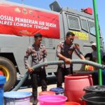 ‎Polres Loteng Salurkan Air Bersih untuk Warga Terdampak Kekeringan di Pratim.