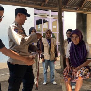 Polsek Lembar Salurkan Bantuan Disabilitas dan Lansia di Dusun Jakem