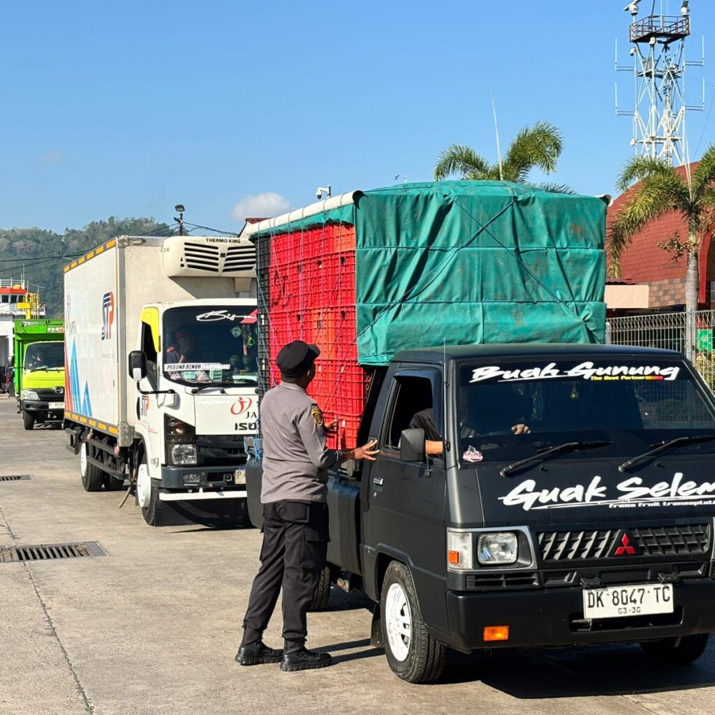 Pengamanan Ketat Bongkaran KMP SURYA 777 di Pelabuhan Lembar Berjalan Lancar
