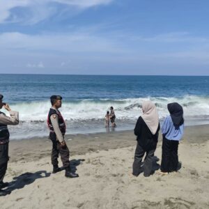 Patroli Humanis Polres Lobar di Pantai Cemare: Jaga Kamtibmas, Sosialisasi KEMOS 110