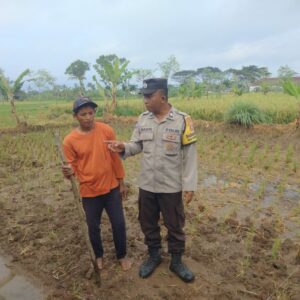 Bhabinkamtibmas Desa Montong Are Dorong Ketahanan Pangan Lokal