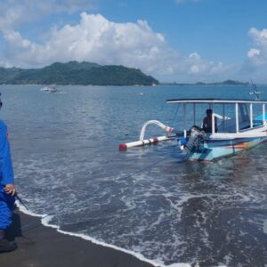 Sat Polairud Jaga Ketat Pantai Cemare Lembar demi Wisata Aman