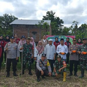 Polsek Batulayar Tanam Jagung Serentak di Sandik, Dorong Swasembada Pangan 2025