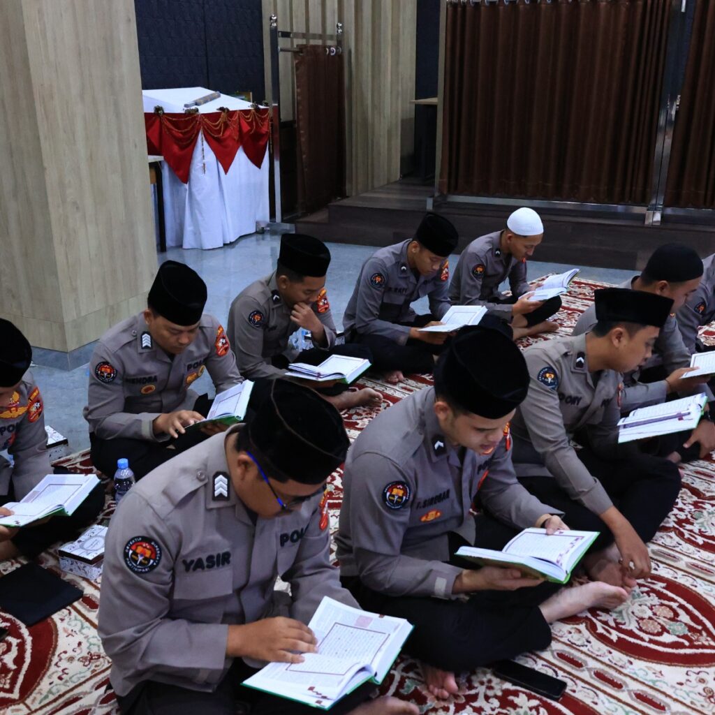 Puncak Peringatan Hari Bhayangkara, Divisi Humas Gelar Khatam Qur’an 79 Kali