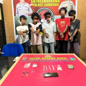 Gerebek Rumah Transaksi Narkoba di Plampang, Polres Sumbawa Ringkus 5 Pemuda, Sabu Disita!