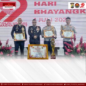 Lomba Layanan Polisi 110, Kapolresta Manokwari terima penghargaan dari Kapolda Papua Barat.