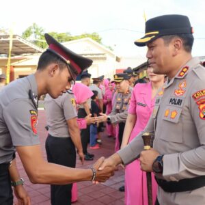 Polres Sumbawa Gelar Upacara Kenaikan Pangkat 57 Personel, Kapolres Tekankan Tanggung Jawab dan Profesionalisme