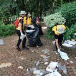 Polisi Bersihkan Sampah Usai Upacara HUT Bhayangkara ke-79 di Monas