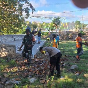 Bhabinkamtibmas Desa Goa Bersama Babinsa dan Pemerintah Kecamatan Jereweh Gelar Gotong Royong Bersama