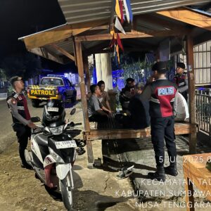 Patroli Dialogis Sat Samapta Polres Sumbawa Barat Ajak Warga Kampung Bugis Jaga Kamtibmas
