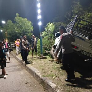 Respon Cepat Laporan Masyarakat, Piket Fungsi Polsek Rasanae Barat Evakuasi Laka Lantas Tunggal di Jalan Lintas Bima-Sumbawa