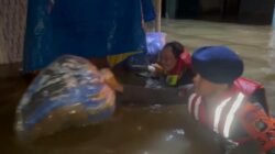 Ibu Hamil Hendak Melahirkan Dievakuasi Polisi Dengan Pelampung dan Ban