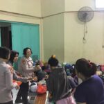 Polisi Bagikan Makanan ke Ratusan Korban Terdampak Banjir di Jakarta