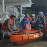 Jalankan Tugas Kemanusiaan, Brimob Polda Metro Evakuasi Warga Terdampak Banjir