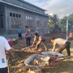 Bhabinkamtibmas Desa Lampok Bersama Pemerintah Desa dan Masyarakat Gelar Gotong Royong di Lapangan Serbaguna