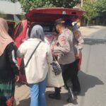 Kapolsek Hu’u Jenguk Korban Laka Lantas, Antar Salah Satu Pasien Pulang ke Rumah