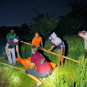 Polisi Temukan Jenazah Lansia di Sawah Kediri, Keluarga Tolak Autopsi