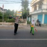 Personel Satlantas Polres Bima Kota Laksanakan Rawan Pagi, Bantu Pejalan Kaki dan Anak Sekolah Menyeberang Jalan