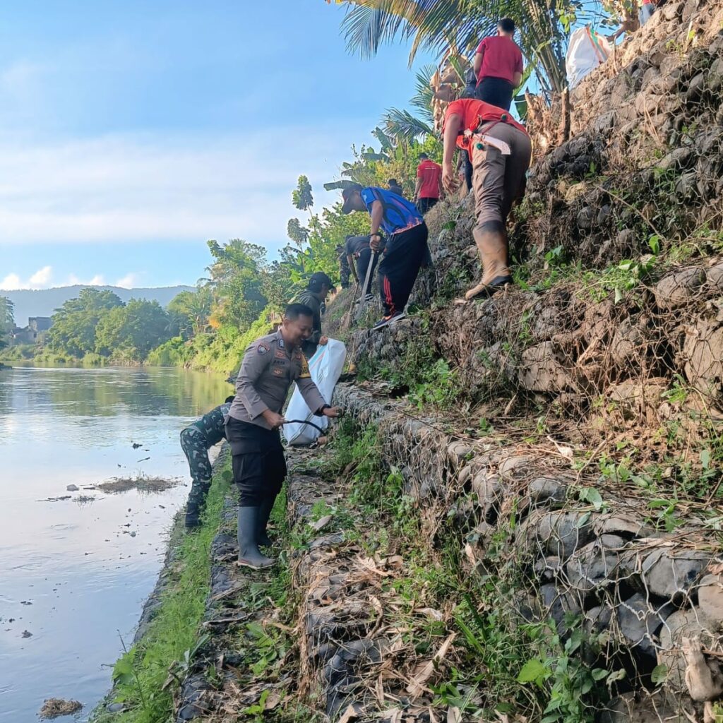 Bhabinkamtibmas Kelurahan Dalam Bersama Warga Gelar Gotong Royong di Bantaran Sungai Sebok