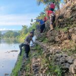 Bhabinkamtibmas Kelurahan Dalam Bersama Warga Gelar Gotong Royong di Bantaran Sungai Sebok