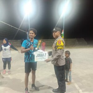 Bhabinkamtibmas Desa Tambak Sari  Hadiri Penutupan Lomba Volly KKN UTS, Wujud Kepedulian terhadap Generasi Muda