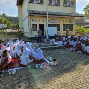 Bhabinkamtibmas Polsek Sekongkang Hadiri MPLS di SDN 1 Sekongkang, Bangun Kedekatan dengan Dunia Pendidikan Sejak Dini
