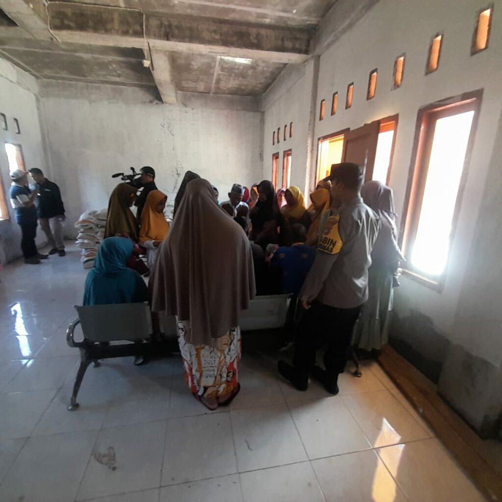 Bhabinkamtibmas Desa Daha Amankan Penyaluran Bansos Ketahanan Pangan Bersama Bupati Dompu