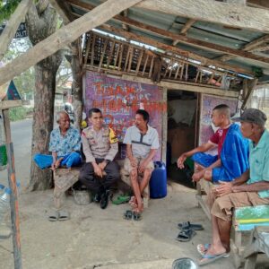 Laksanakan Jum’at Curhat, Bhabinkamtibmas Polres Bima Kota Sosialisasikan Bahaya TPPO dan Narkoba di Kelurahan Ule