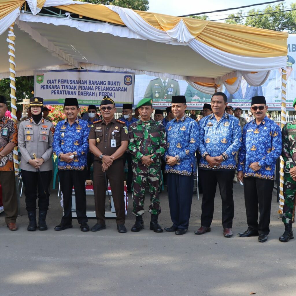 Kapolres Sumbawa Turut serta Dalam Kegiatan Pemusnahan 843 Botol Minuman Keras Ilegal di Halaman Kantor Bupati Sumbawa