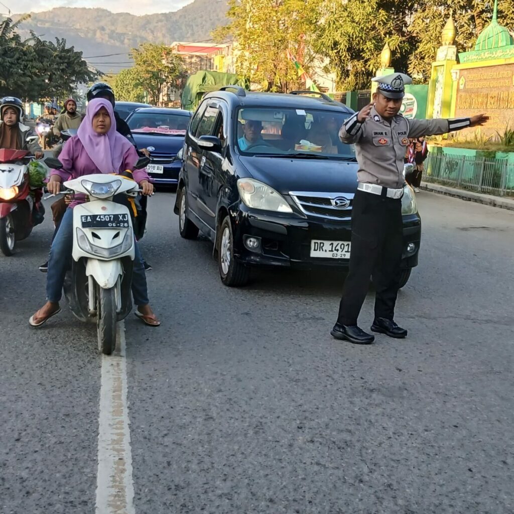 Personel Polsek Rasanae Barat Laksanakan Strong Point Pagi di Depan MTsN 1 Kota Bima