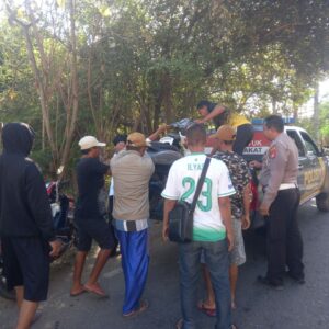 Respon Cepat Personel Polsek Sape, Evakuasi Korban Laka Lantas di Jalan Lintas Sape-Bima