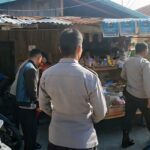 Anggota Piket Polsek Taliwang Laksanakan Patroli Dialogis di Pasar Tanah Mira, Sampaikan Imbauan Kamtibmas