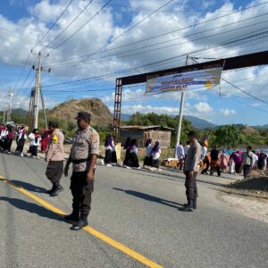 Polsek Taliwang Amankan Pawai Budaya dan Pembukaan Sandeka Dilao’ 2025 di Desa Labuhan Lalar