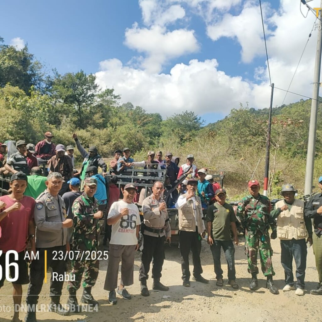 Gotong Royong di Lantung, Bhabinkamtibmas dan Warga Bersihkan Jalan Lintas Pungkit