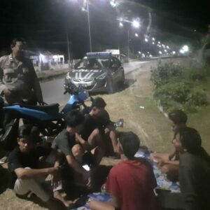 Polsek Poto Tano Gelar Patroli Dialogis HEBAT, Bubarkan Anak-anak yang Nongkrong Larut Malam