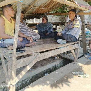 Bhabinkamtibmas desa hu’u sambangi warga dusun sigi, sampaikan pesan kamtibmas dan ketahanan pangan