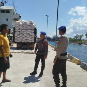 Satuan polairud polres dompu gelar pam pelabuhan di calabai, awasi bongkar muat jagung