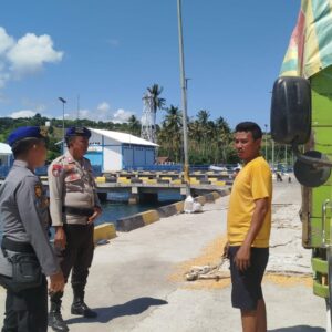 Satuan polairud polres dompu gelar pam pelabuhan di calabai, awasi bongkar muat jagung
