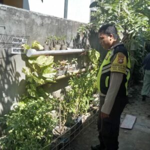 Bhabinkamtibmas Desa Meraran Dorong Warga Manfaatkan Lahan untuk Ketahanan Pangan