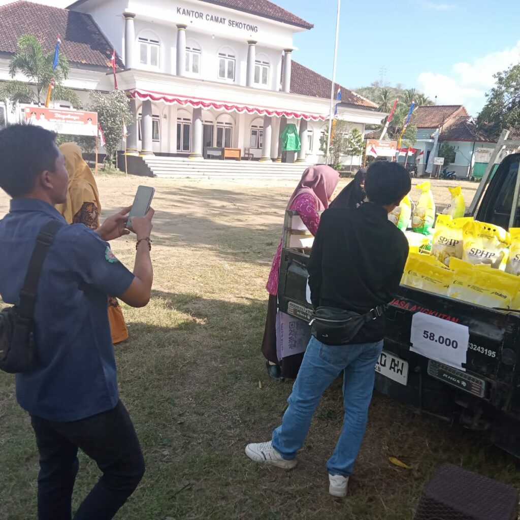 Beras Murah Bulog di Sekotong Stabilkan Harga, Warga Antusias